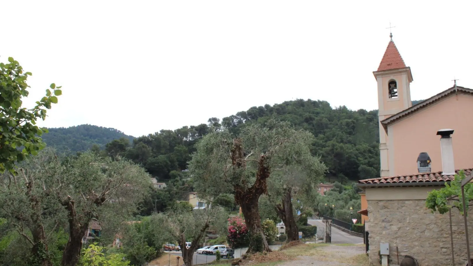 Le Prieuré n°1-Parking oublic extérieur-Saint-Blaise-Gîtes de France des Alpes-Maritimes