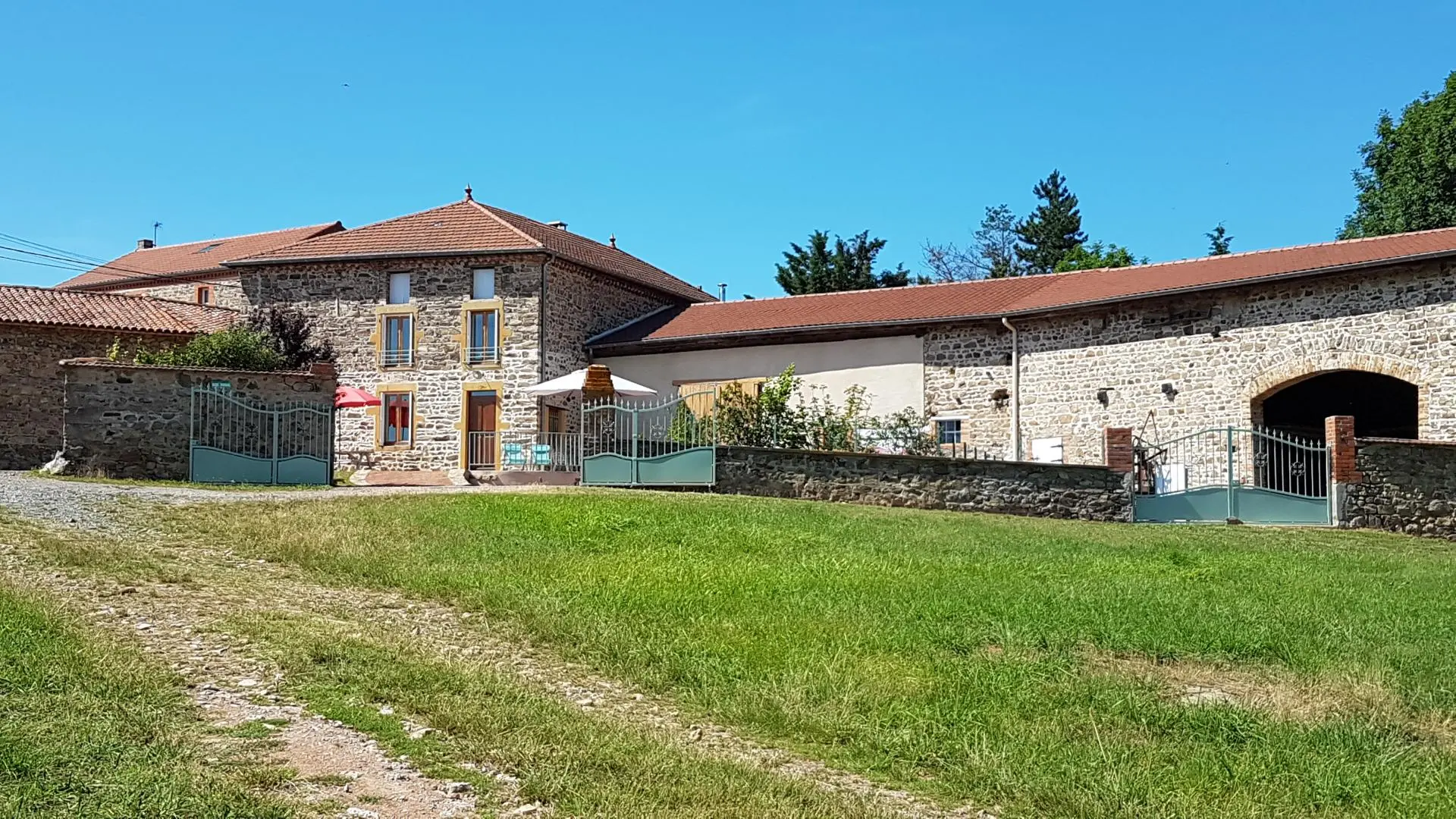 vue sur la façade sud du gîte