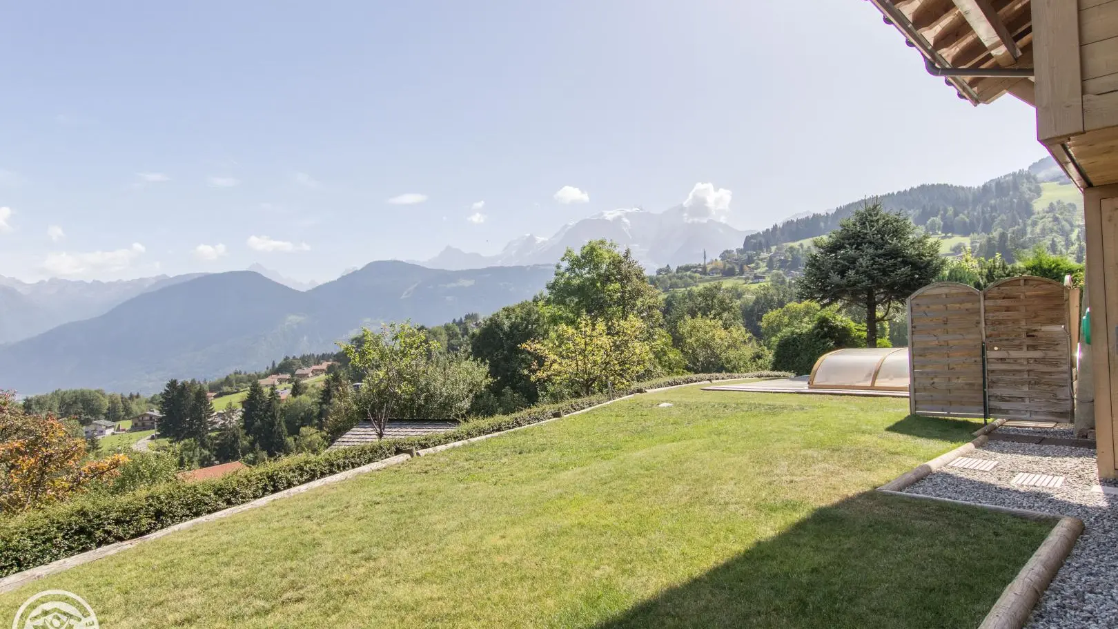 Terrain privatif espace de Jeux (chemin d'accès au gîte)