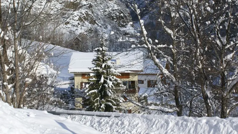 paysage d'hiver avec la neige et le soleil des Alpes du Sud