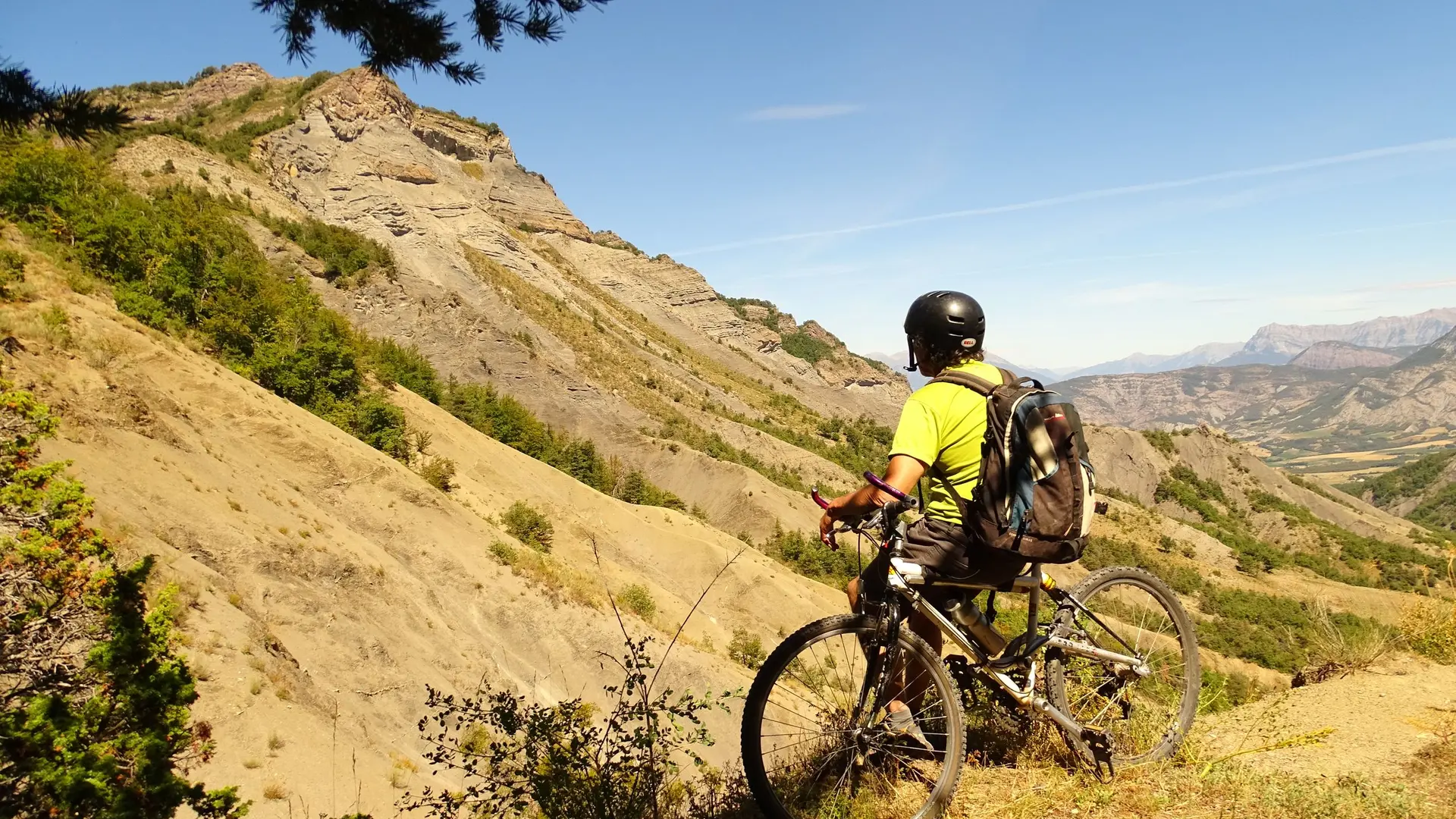 De beaux paysages de moyenne montagne