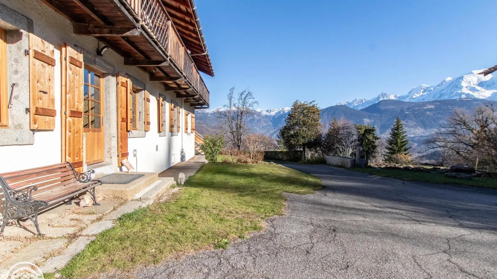 Devant le gîte (rez-de-chaussée)