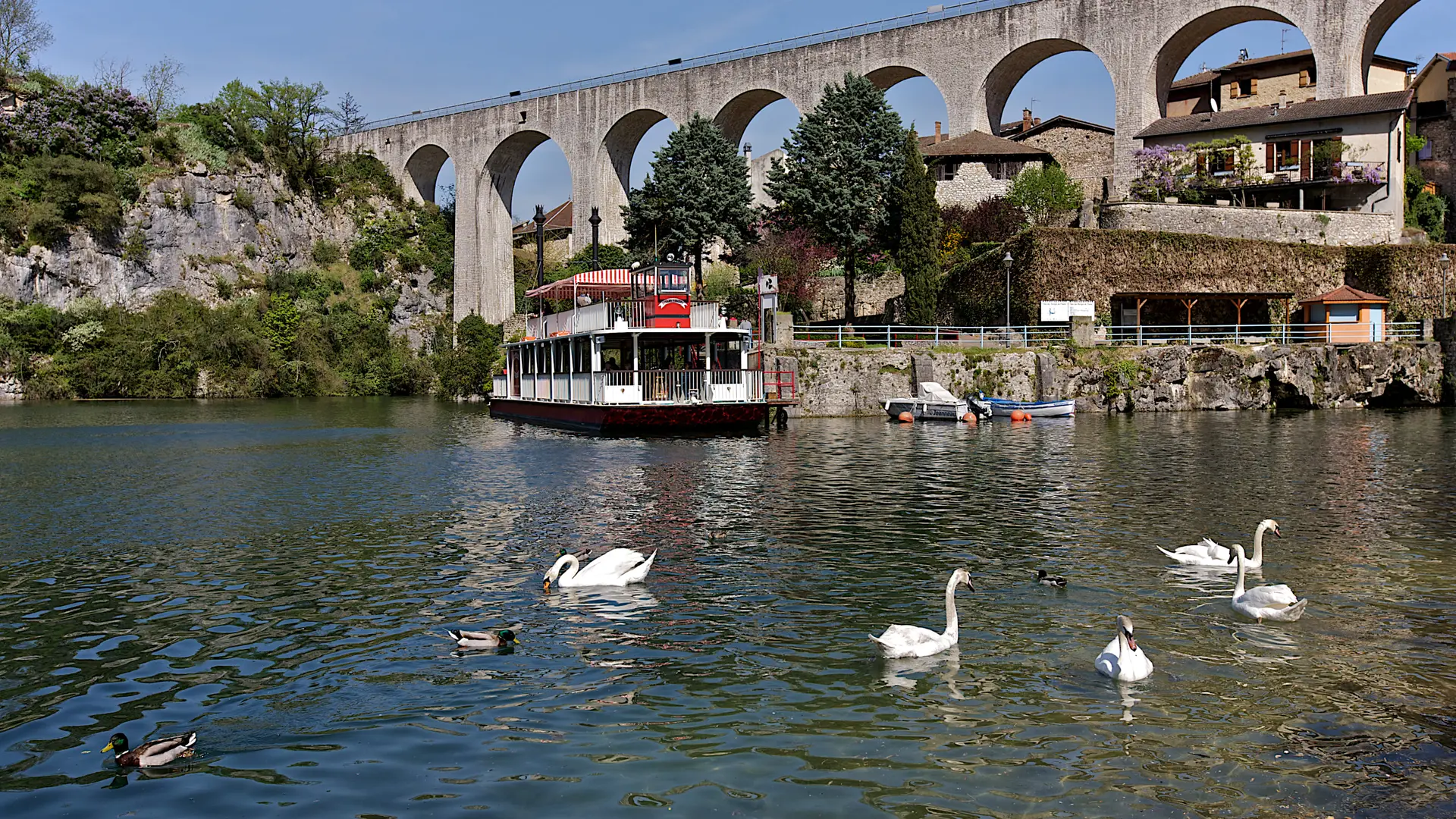 Une croisière à bord du bateau à roue, un pique nique sur les berges de la Bourne et pouquoi pas une montée en ascenseur sur l'aqueduc ?