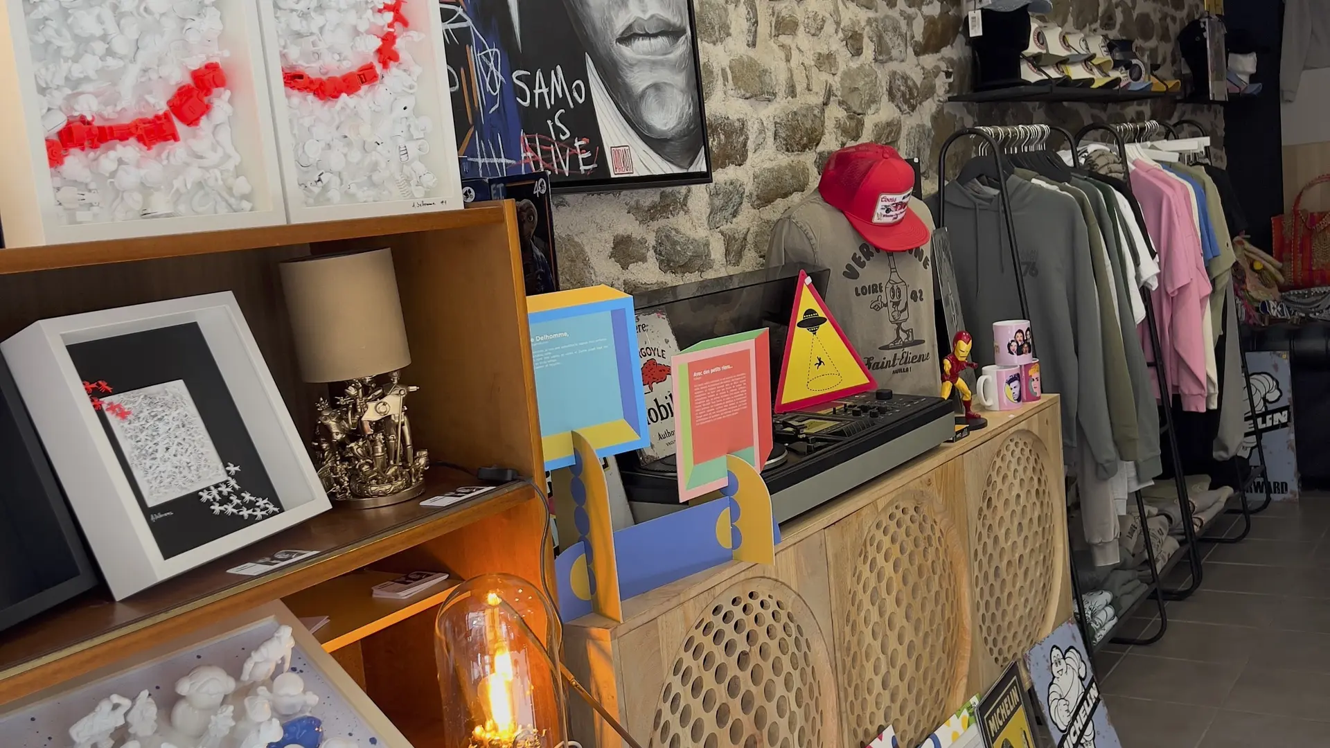 Intérieur boutique - coté avant gauche