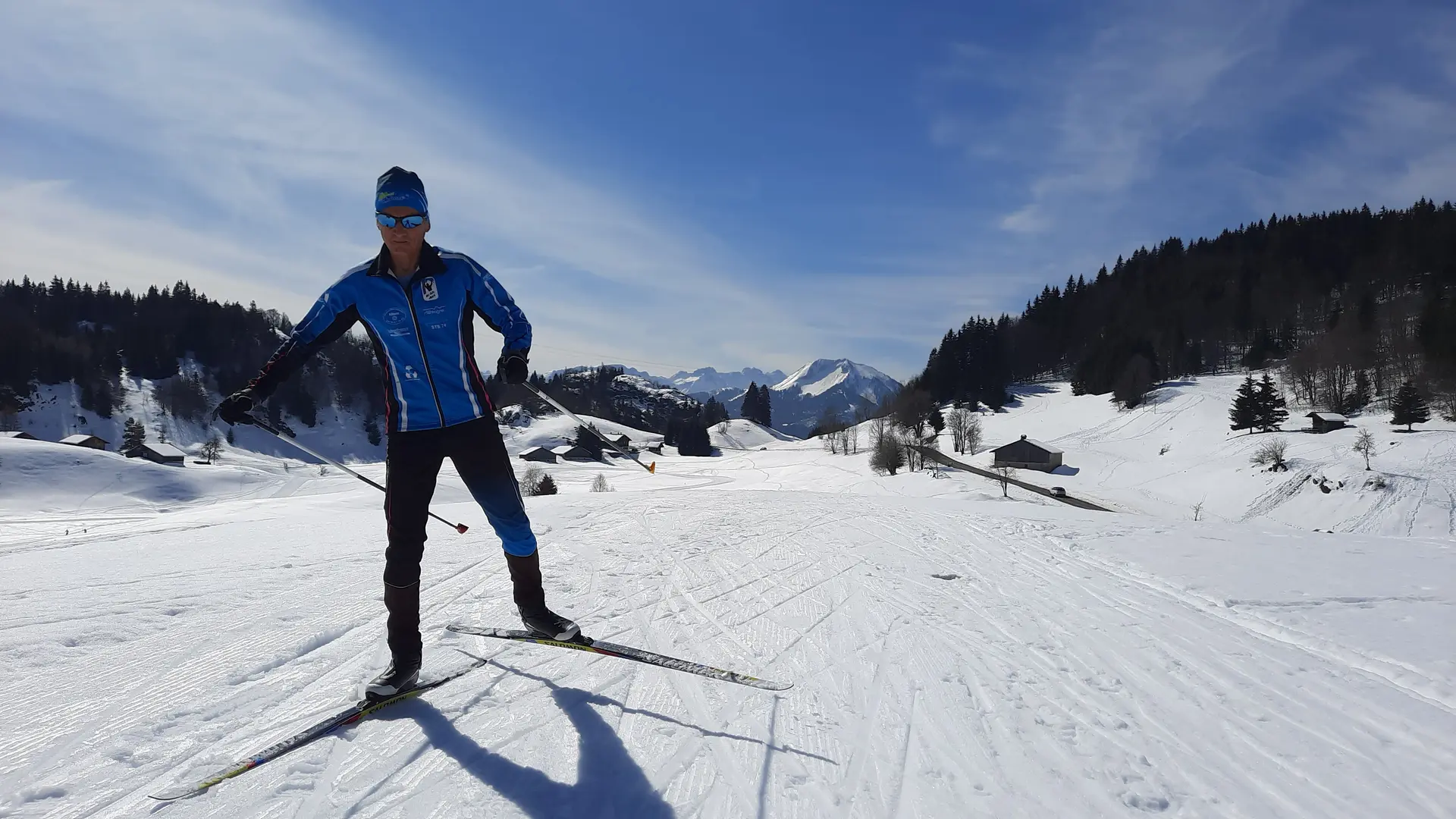 Skieur pratiquant le skating