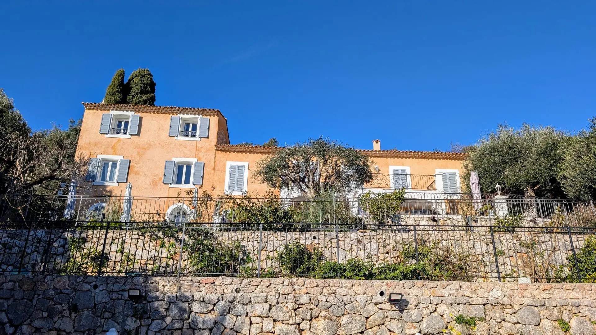 Stationnement Le Mas d'Angeline - Beausoleil - Gîtes de France Alpes-Maritimes