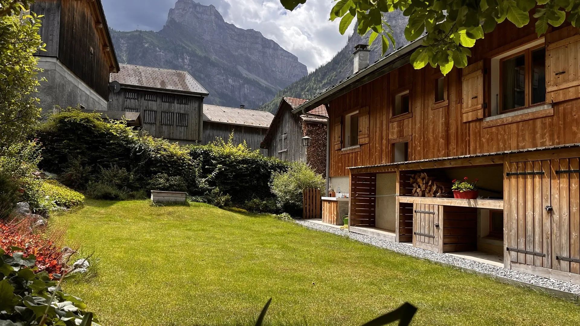 Vue depuis le jardin sur la montagne La Tête à l’Âne