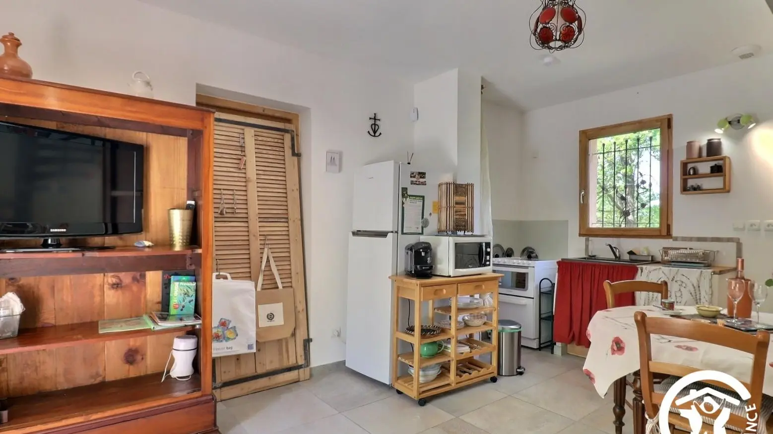 espace cuisine au fond avec vue sur le jardin arrière
