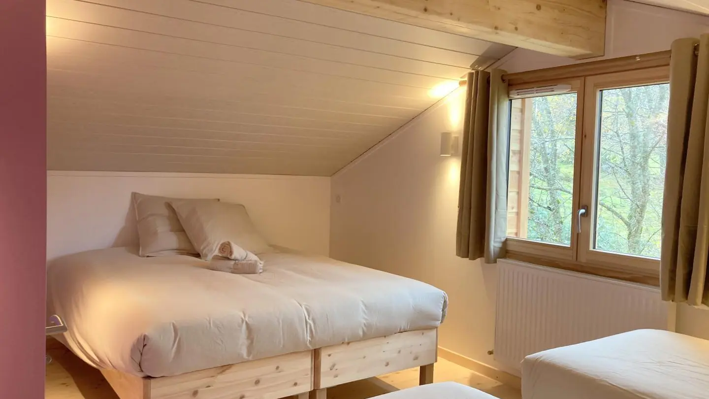 Chambre 2 dortoir avec 2 lits 180 pouvant être transformés à la demande en 4 lits 80.