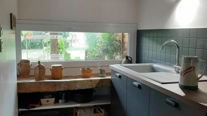 Espace cuisine, ou le moderne avec un beau plan de travail a été mêlé à l'ancien avec la conservation de l'évier en pierre