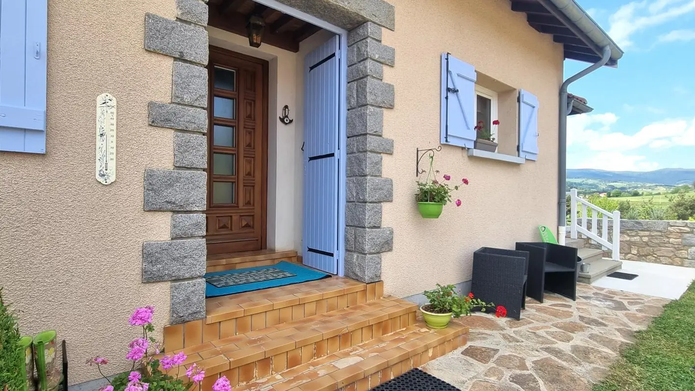 Entrée gîte côté Nord avec accès en rdc par 3 marches.