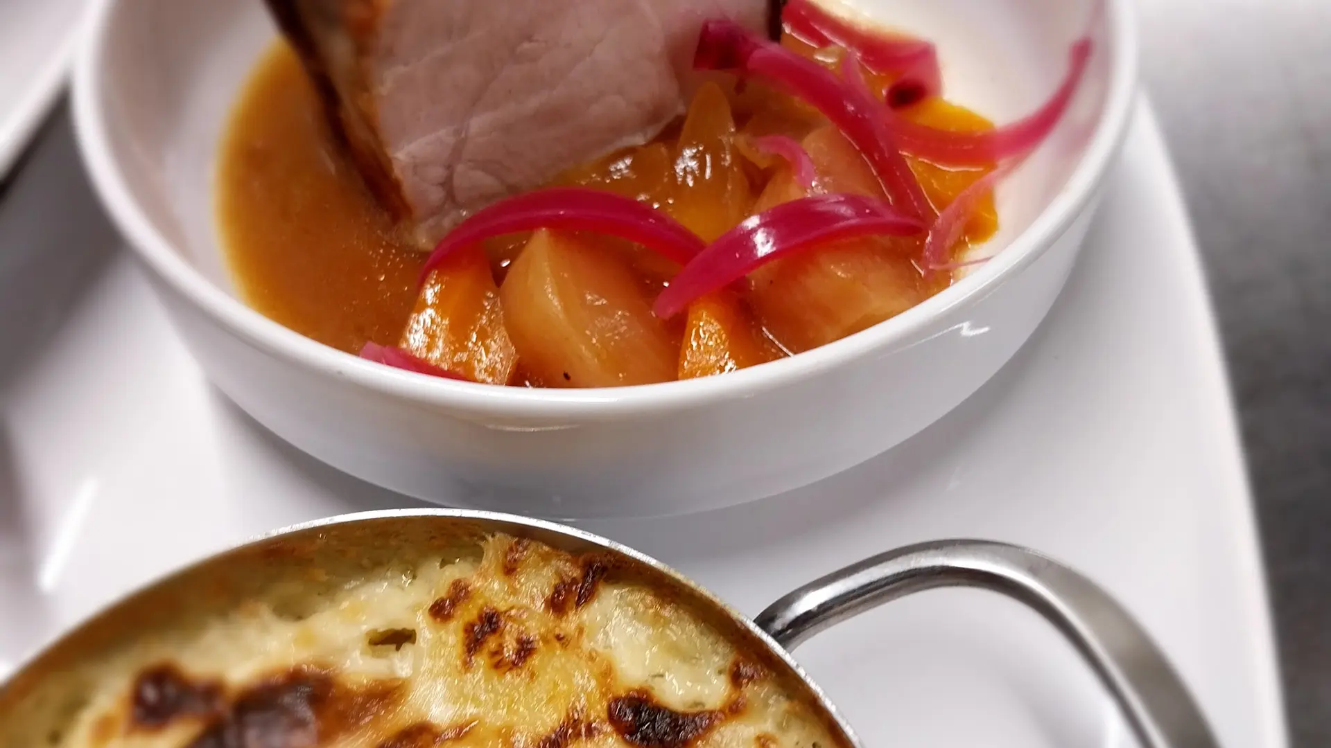 Porc en sauce accompagné d’un gratin