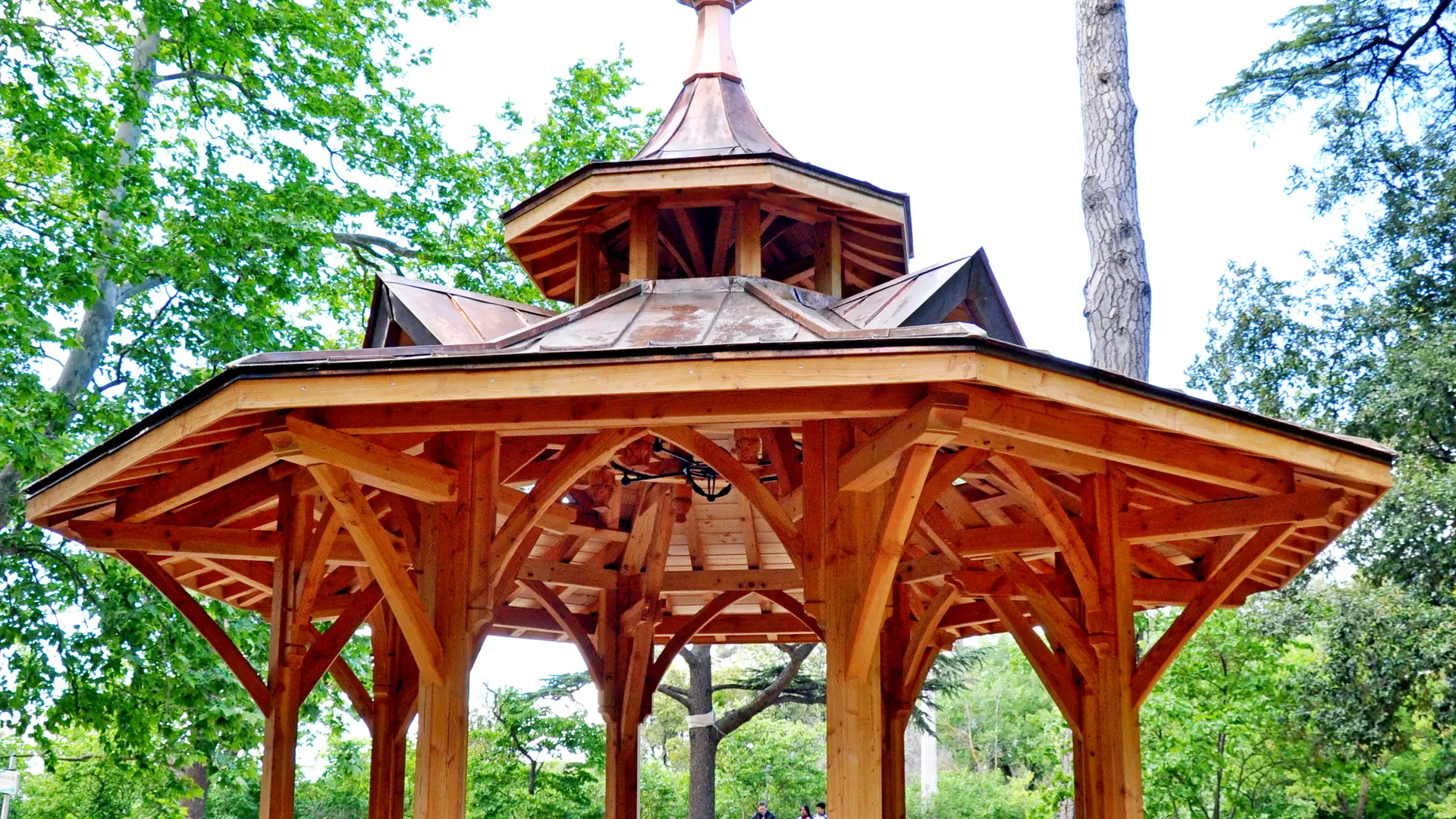 Le kiosque du grand cèdre à Valbacol - Oeuvre des Compagnons