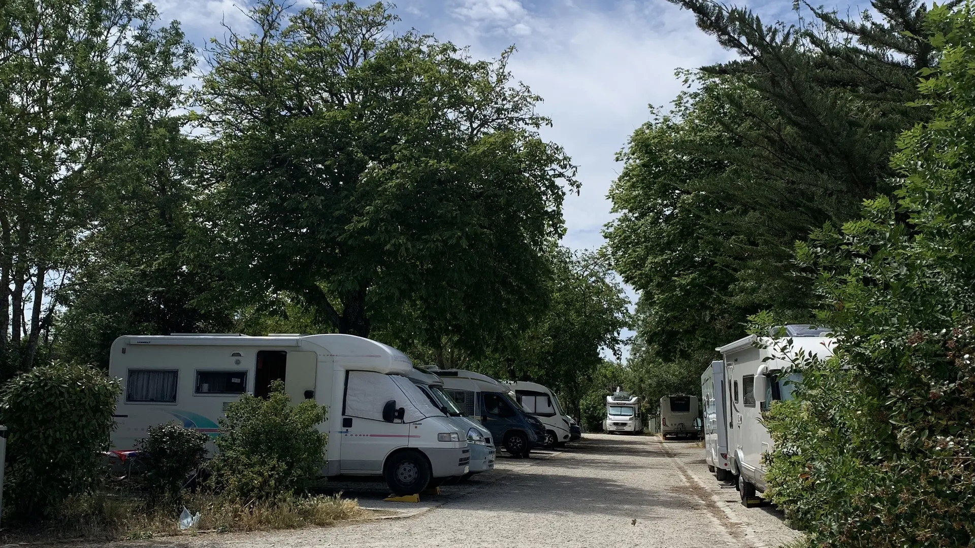 Allée avec camping-cars stationnés.