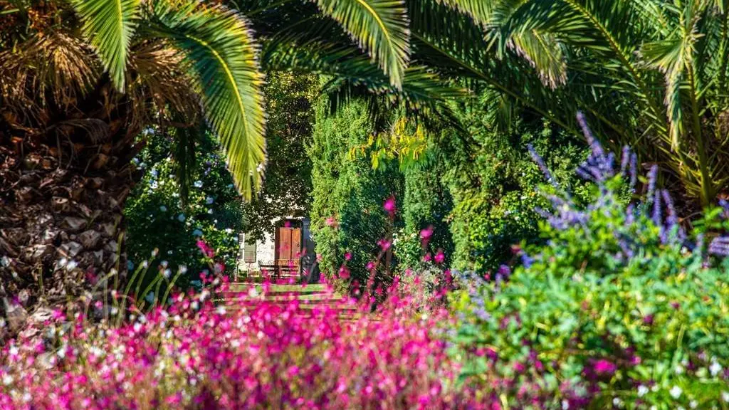 Jardin fleuri du Domaine des Clos