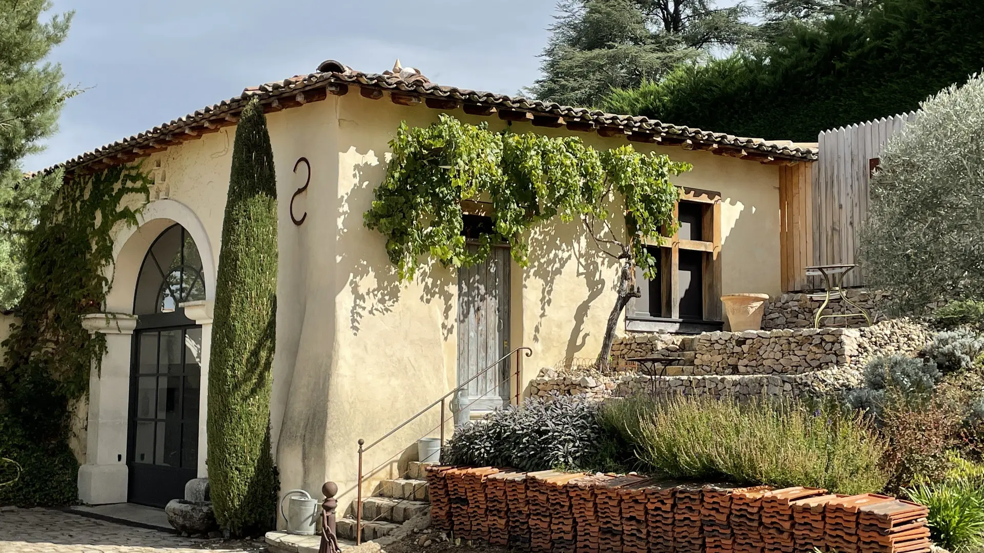 Vue d'ensemble du bâtiment indépendant