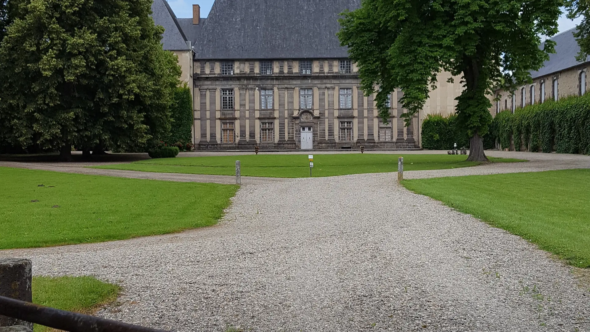Château d'Effiat sur la randonnée Sur les traces des lavandières
