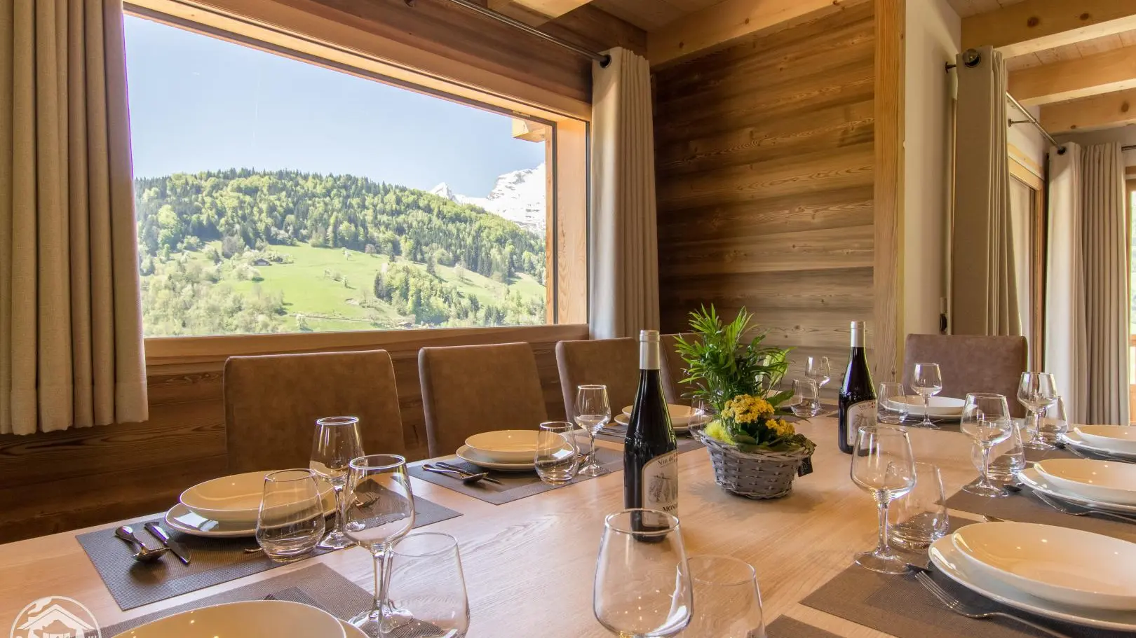 Pièce de vie avec cuisine ouverte sur séjour - salle à manger