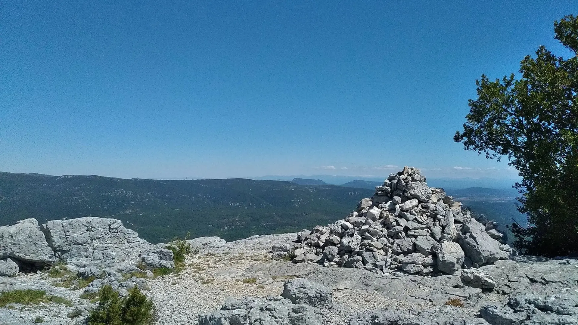 Pierrier en haut de la falaise avec une vue panoramique