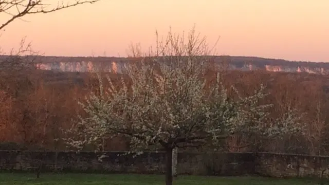 Lever de soleil sur le roc d'Anglars. Aux premières loges à LOU PAPAGAI