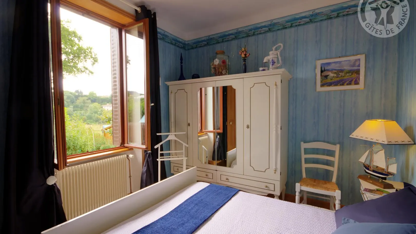 ETAT NEUF CHAMBRE BLEUE  PRIMTEMP ET ETE GRANT PARASOL GRIS ET DOUBLE VITAGE SUR COUR TRANQUILLE