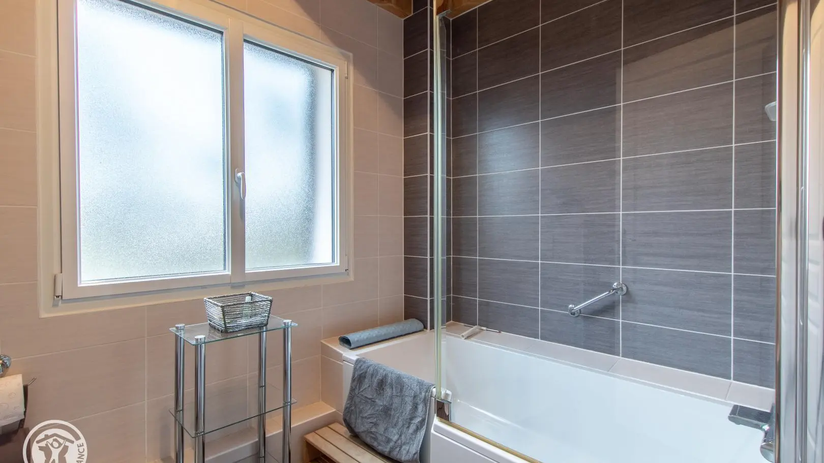 Salles de bain, chambre 1
Baignoire avec douche