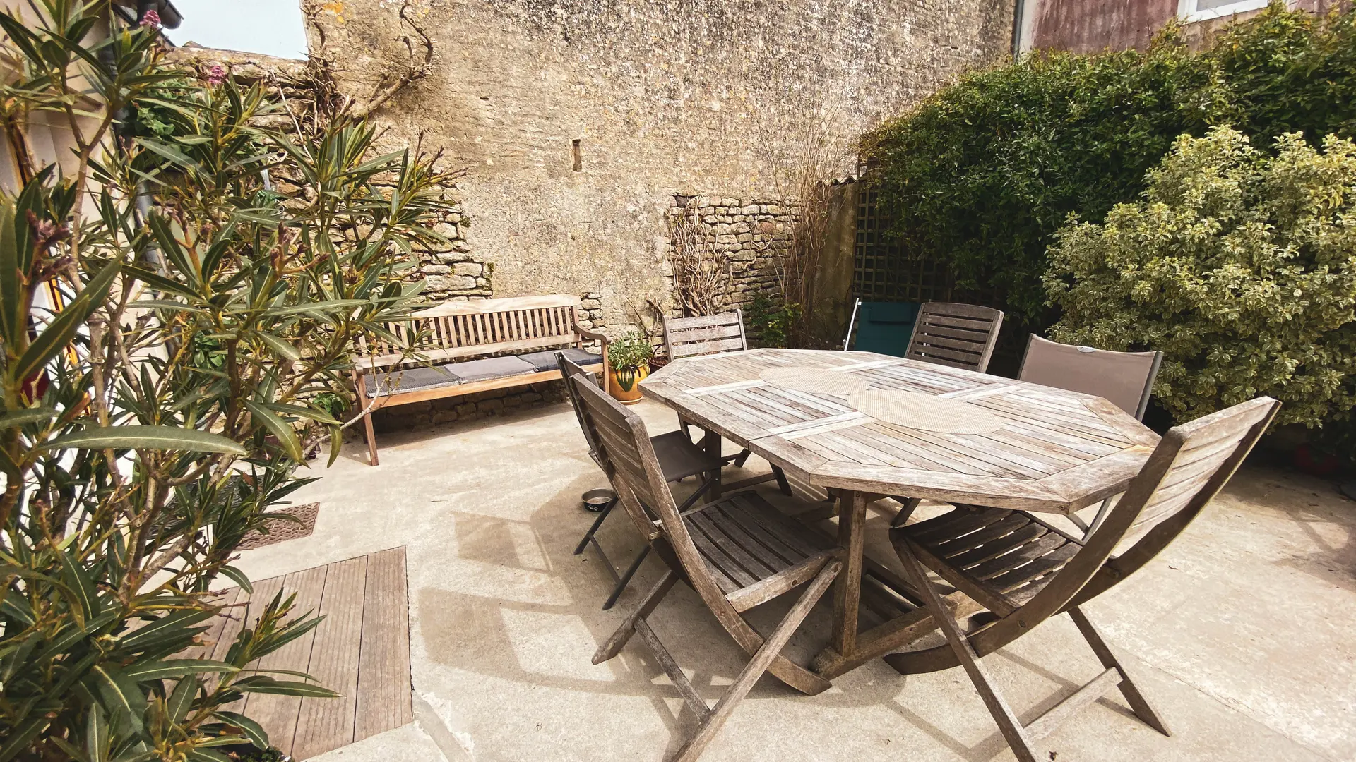 La terrasse des Petites Fillattes exposée sud-est avec son salon de jardin