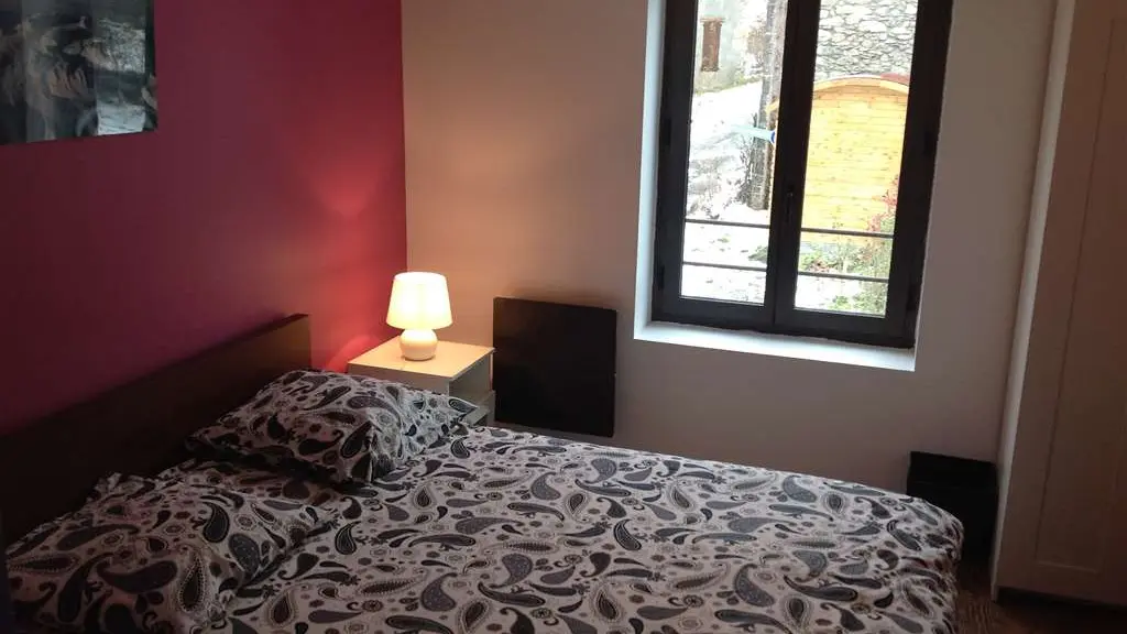 La chambre bleu et rose avec un grand lit de 160 cm.(1er étage)