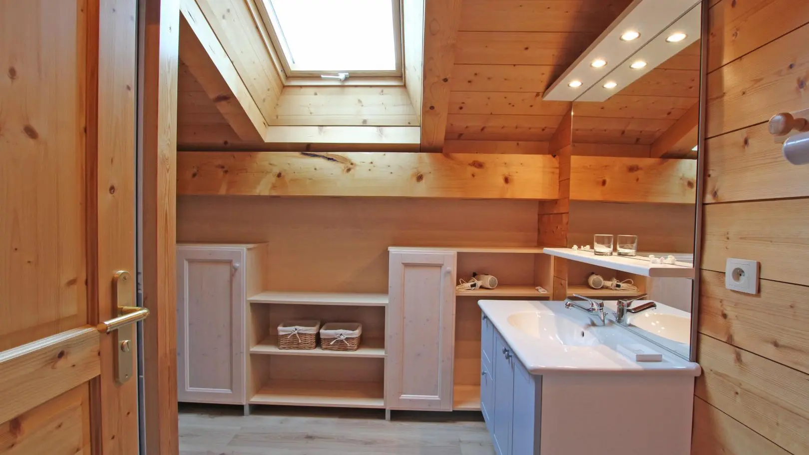 salle de bains à l'étage (douche, vasque). 1 deuxième Wc séparé se trouve à coté de la salle d'eau