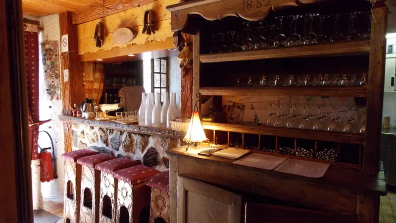 Le bar à l'entrée du restaurant - La Grave