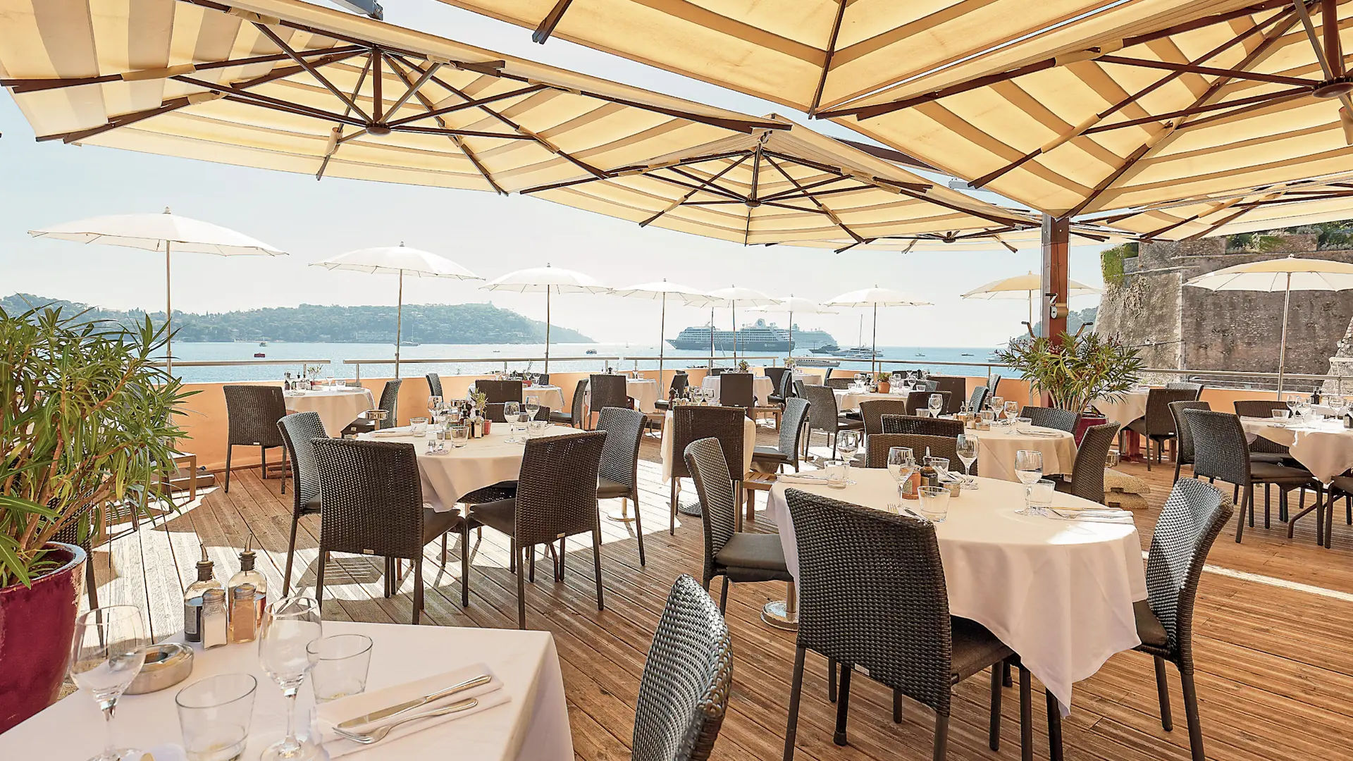 1-La MayssaBeach, restaurant Villefranche-sur-mer, restaurant poisson, cuisine méditerranéenne, terrasse au soleil, cocktails Villefranche-sur-mer, restaurant au soleil, cuisine méditerranéenne, restaurant moderne, nice view.