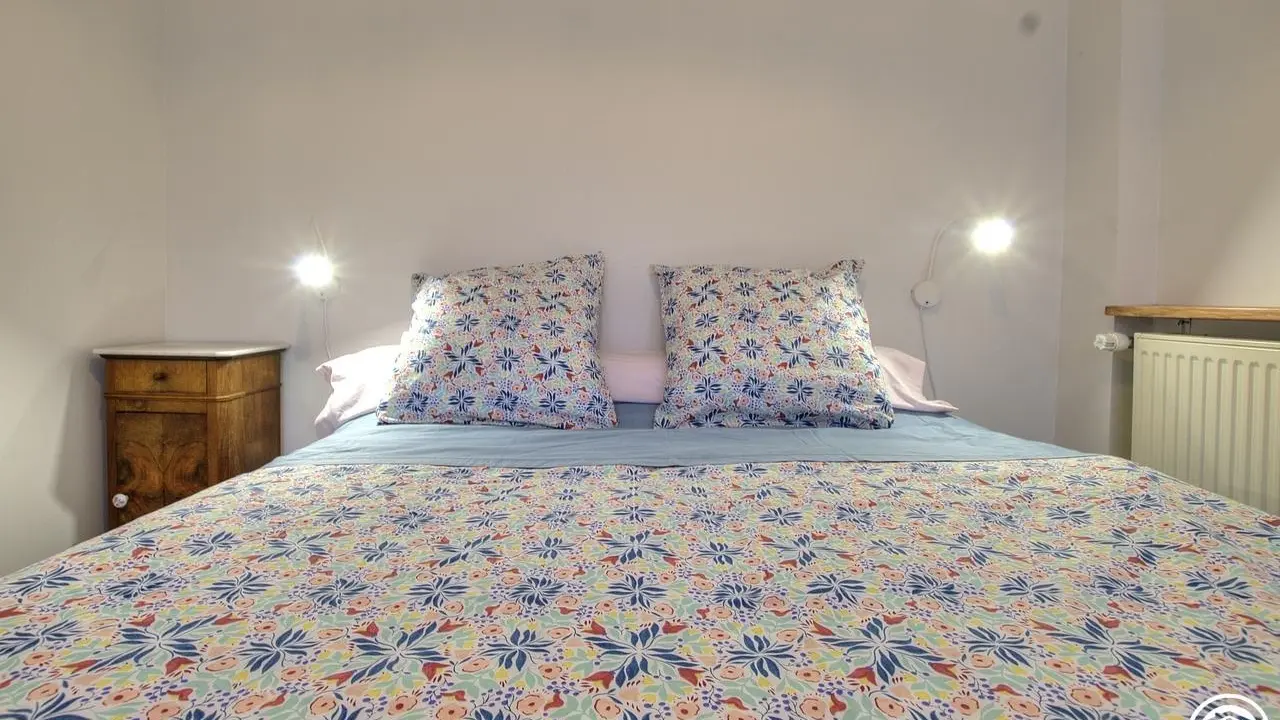 Petite chambre équipée d'un lit électrique, double en 80*200.
