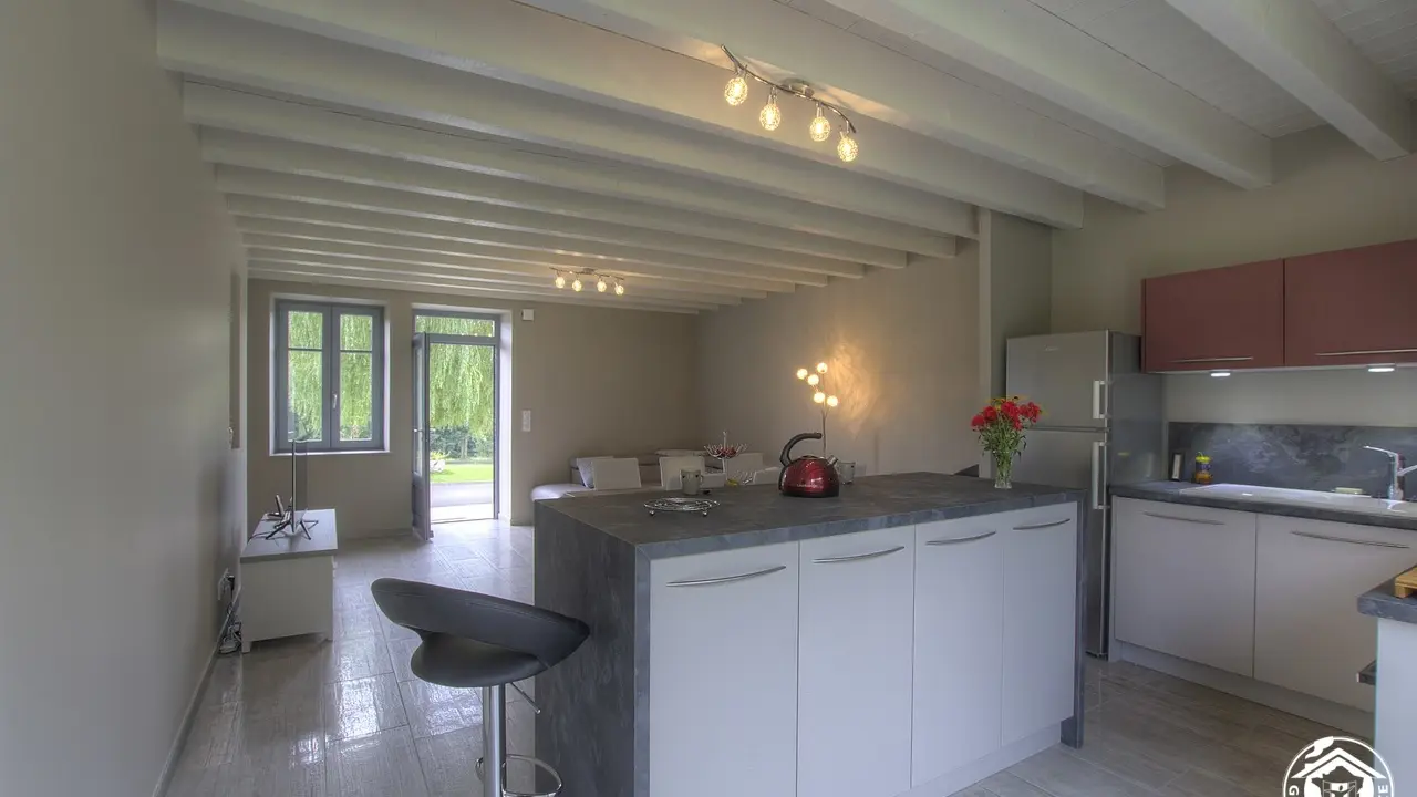 Vue sur la pièce de vie et notamment sur la cuisine équipée et ouverte sur le séjour et son salon.