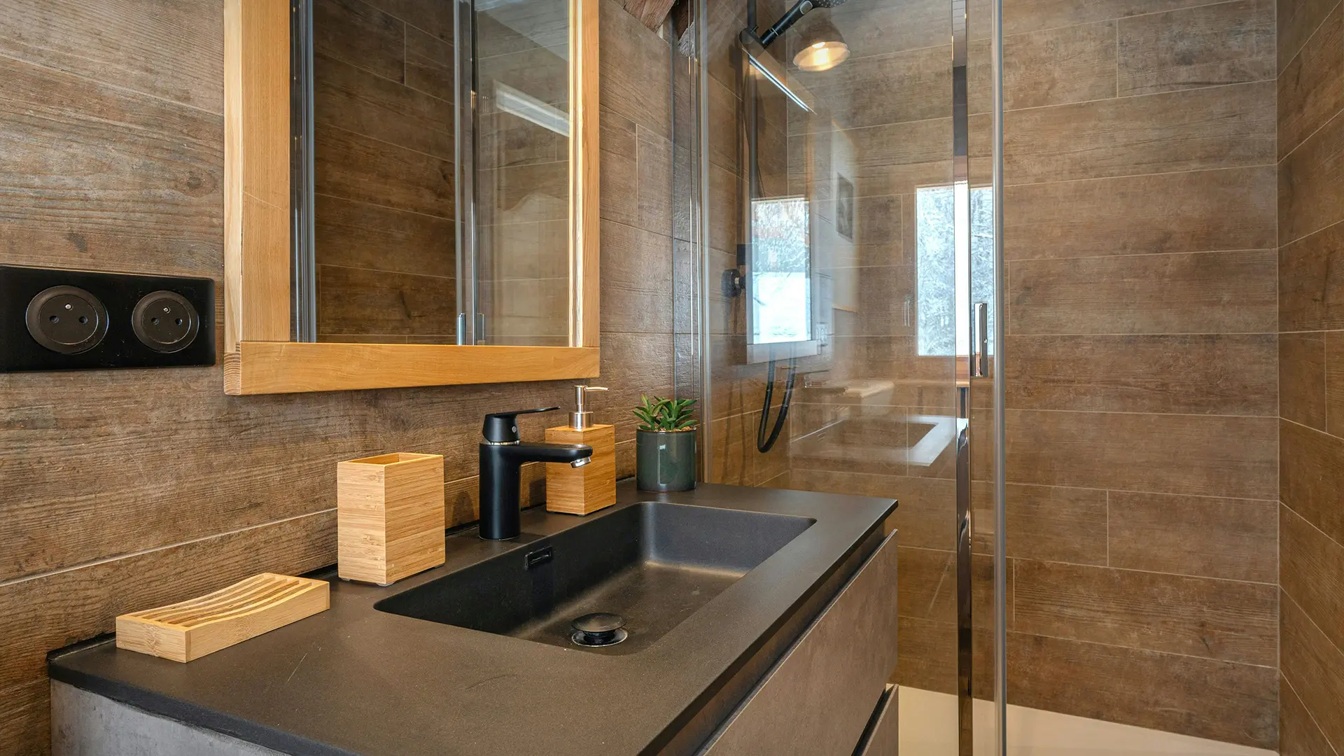 Salle de bain avec douche