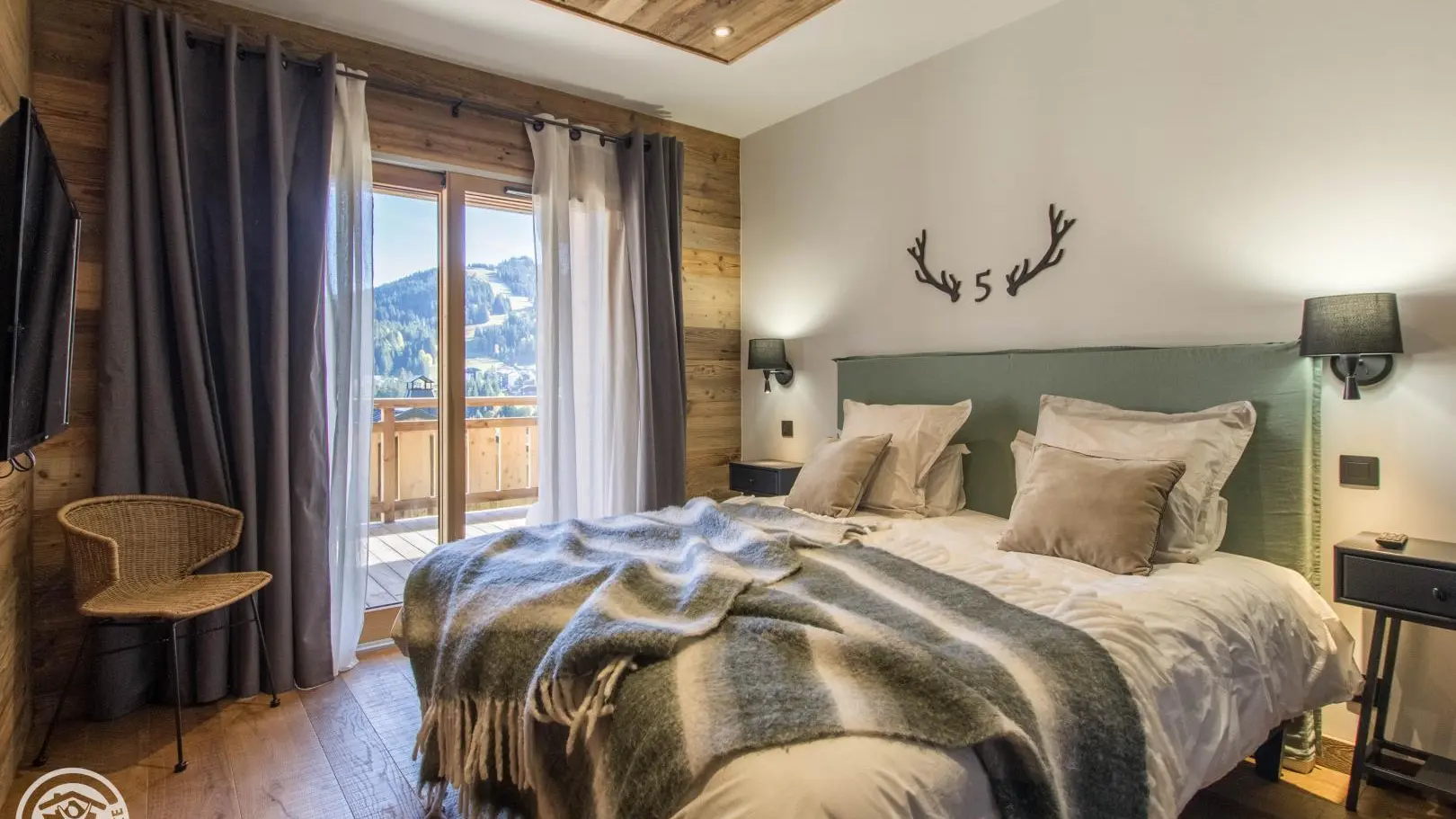 Chambre Niveau 0, avec TV et terrasse privative , salle de bain privative avec WC.