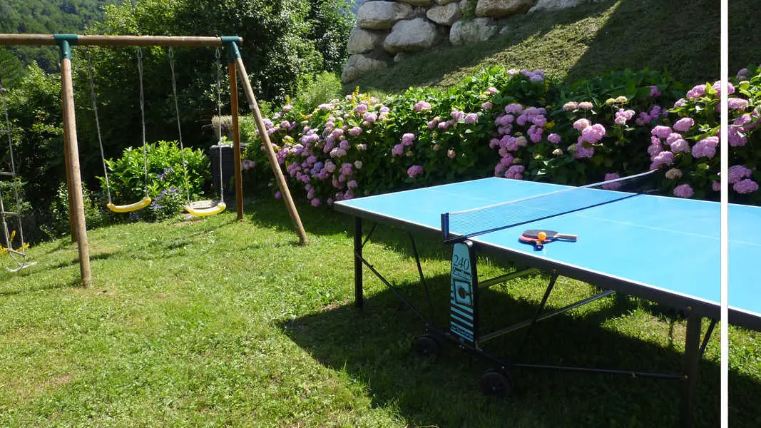Jardin avec jeux enfants (balançoire, bac à sable, table ping-pong)