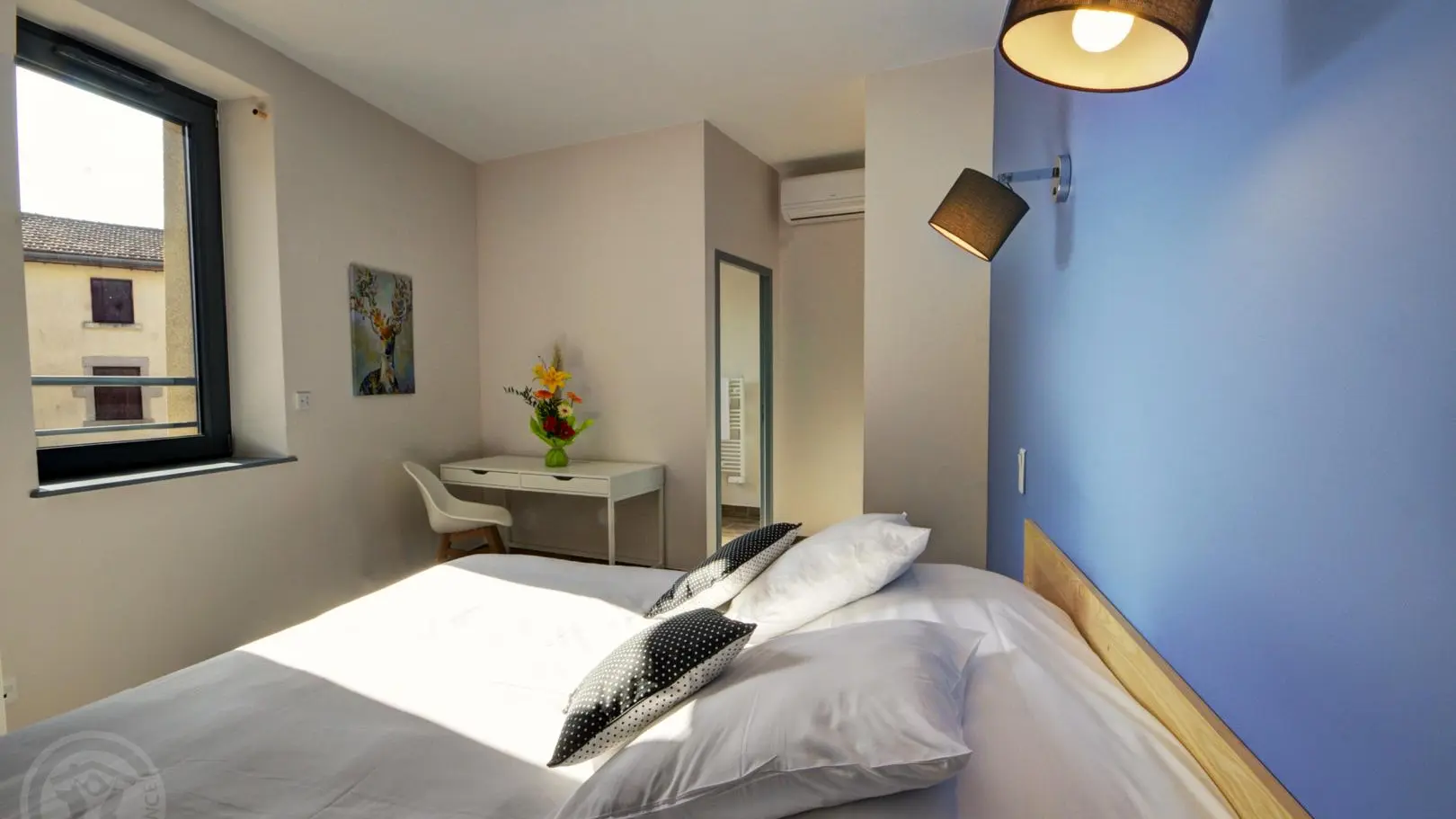 Chambre Le Coton : 2 lits 90 pouvant se jumeler avec sanitaires complets et privatifs à la chambre.