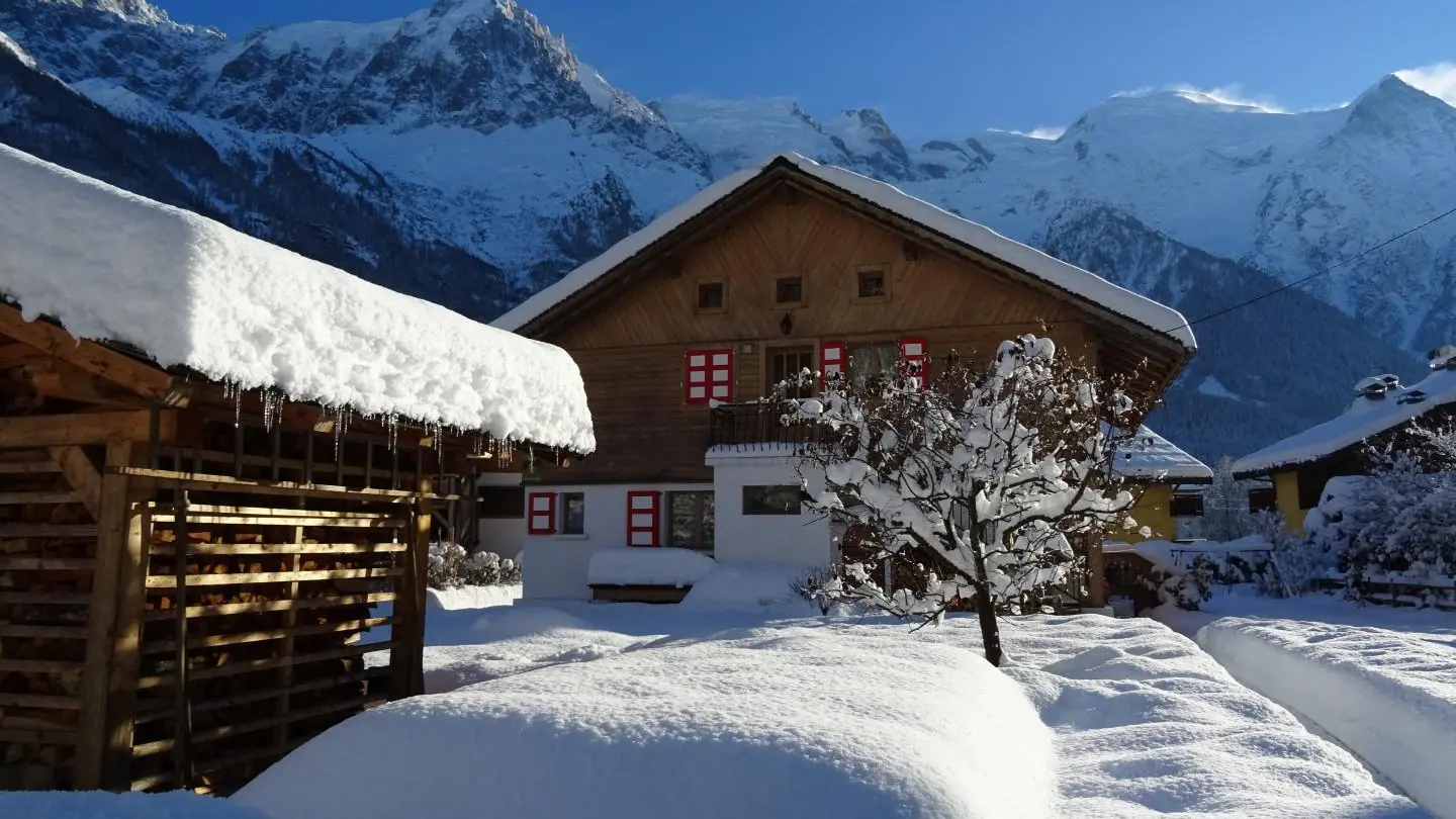 Chalet en hiver et chaîne du Mont Blanc
