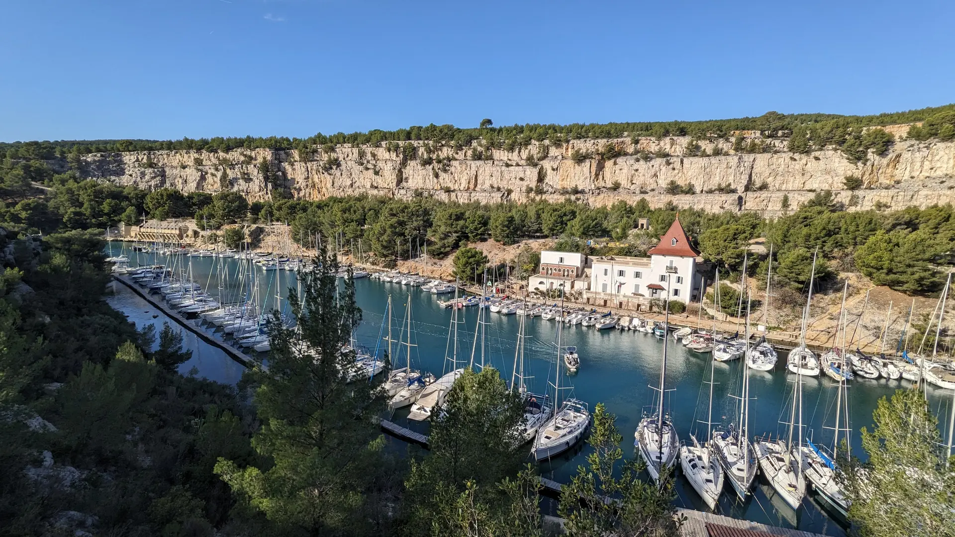 Calanque Port Miou chateau et trémie