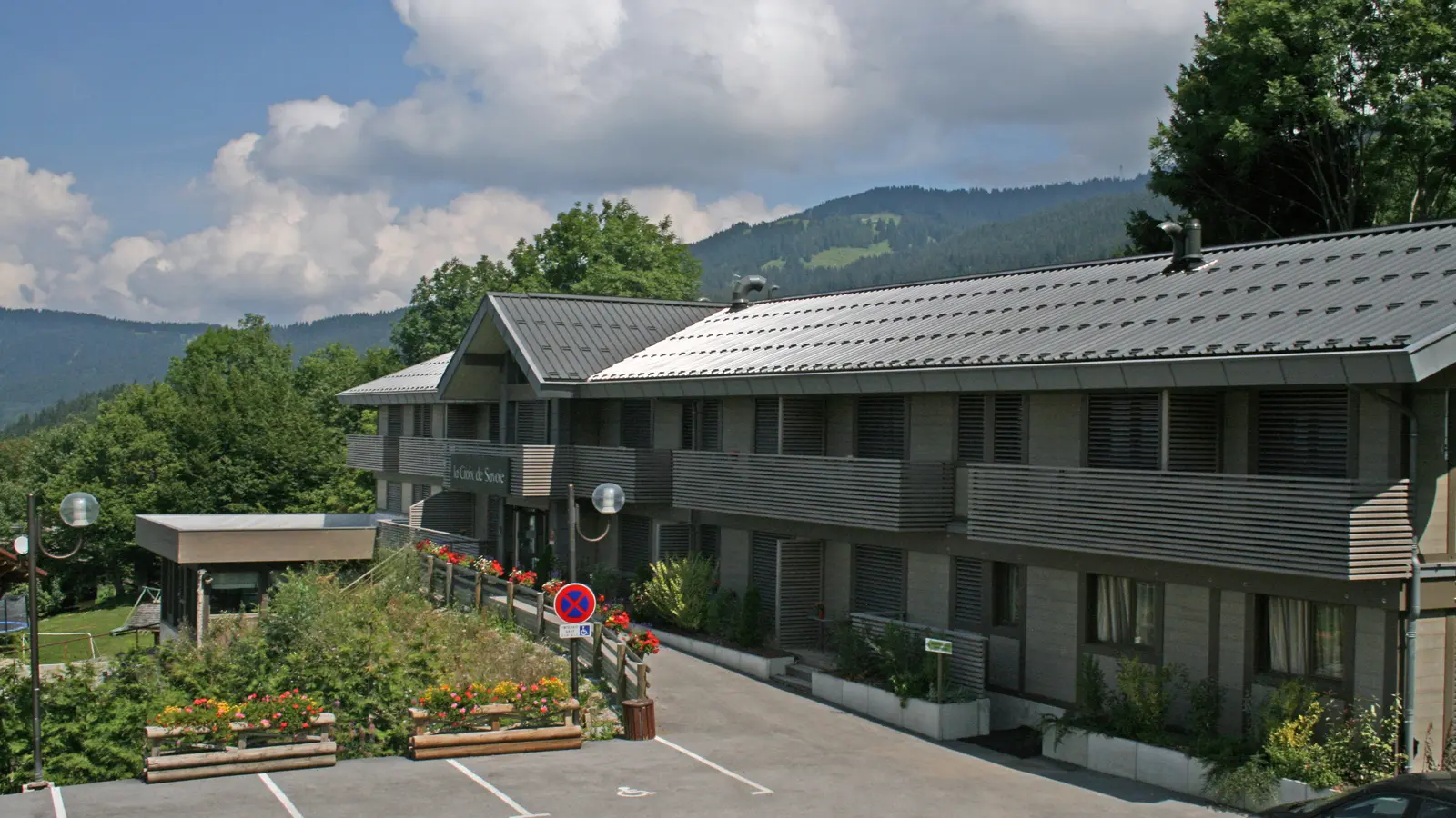 Facade hotel ecologique La Croix de Savoie