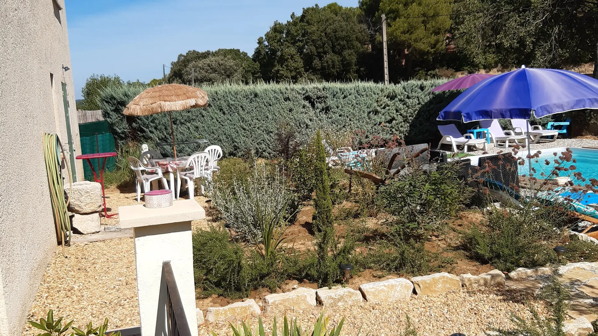 gîte avec terrasse donnant sur piscine