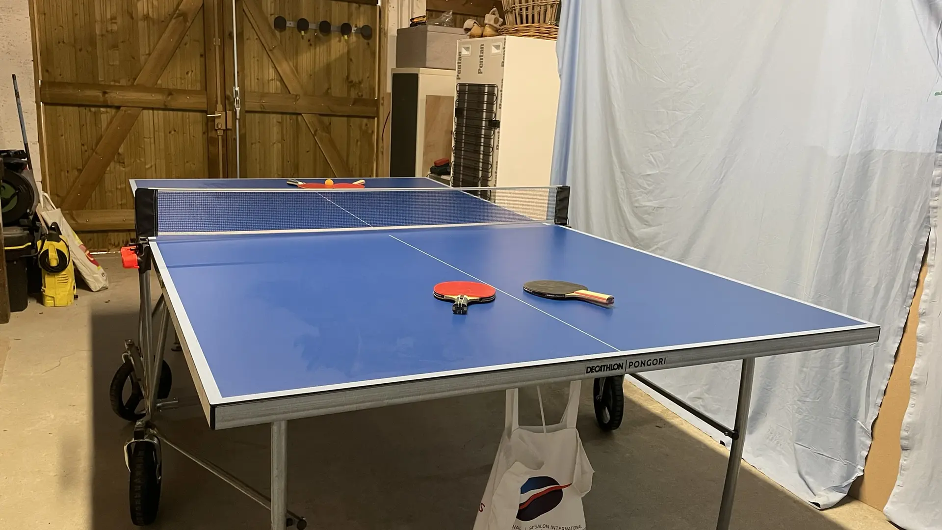 Table de ping-pong à disposition