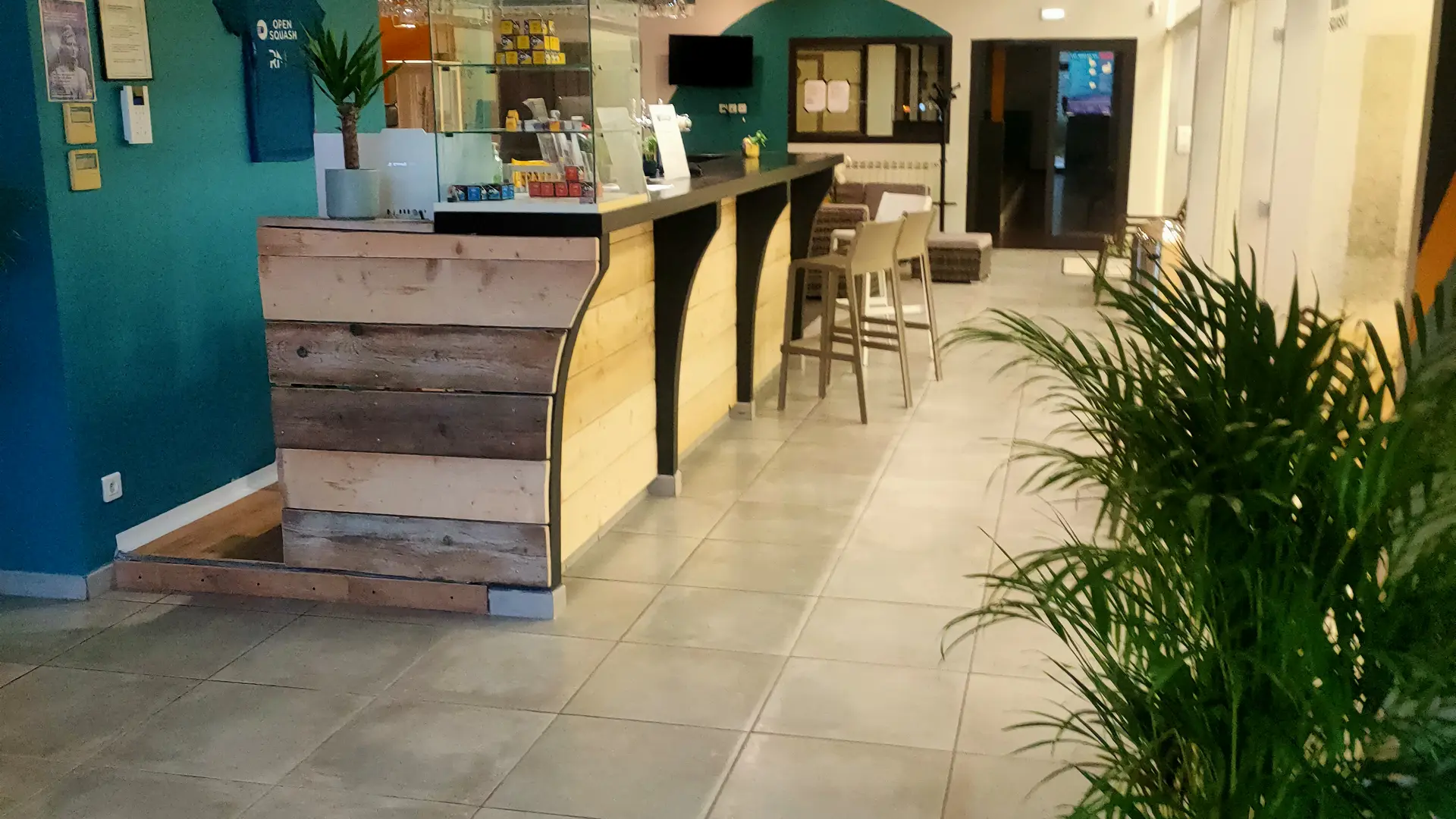 Location de courts et cours particuliers de squash, bar, restaurant