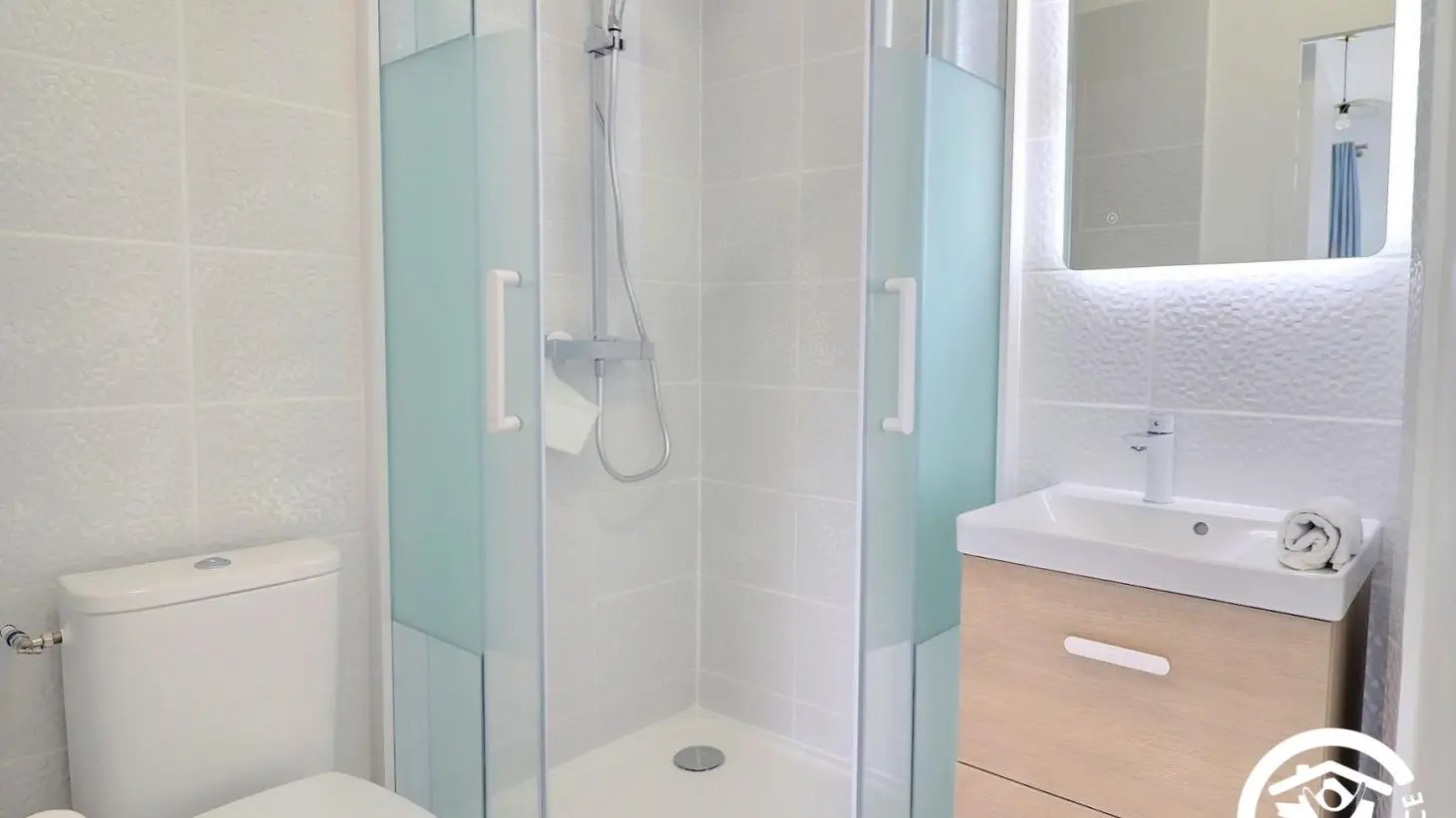 salle d'eau et toilettes