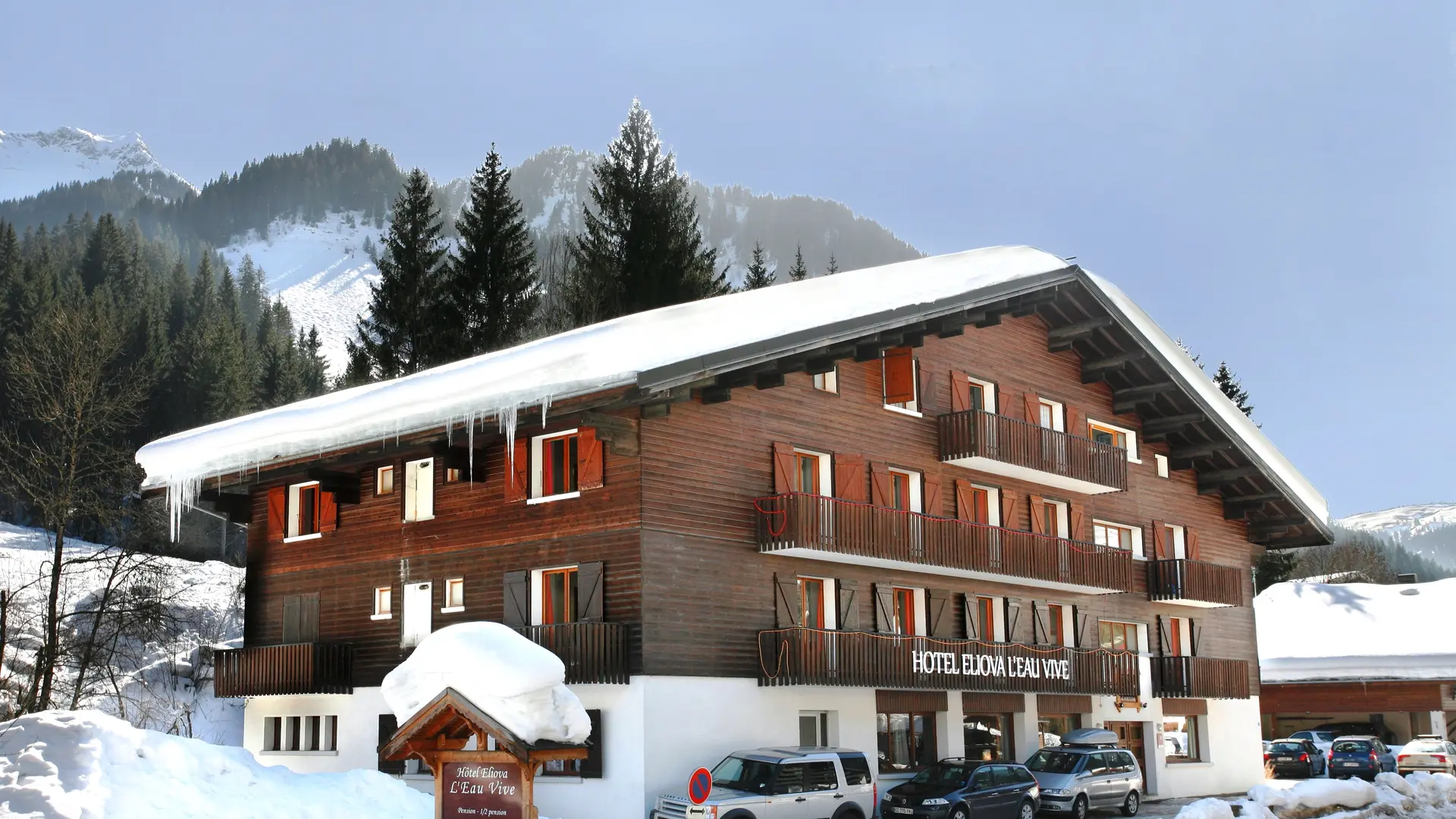 Hôtel Eliova l'Eau Vive sous la neige à Châtel l'hiver au Linga
