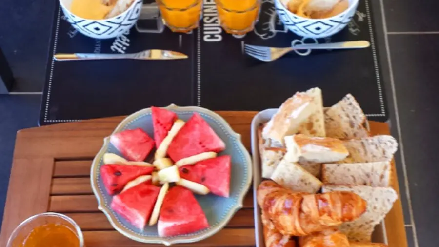 Petit déjeuner gourmand Chambre d'hôtes Villa Carroubier à La Londe les Maures