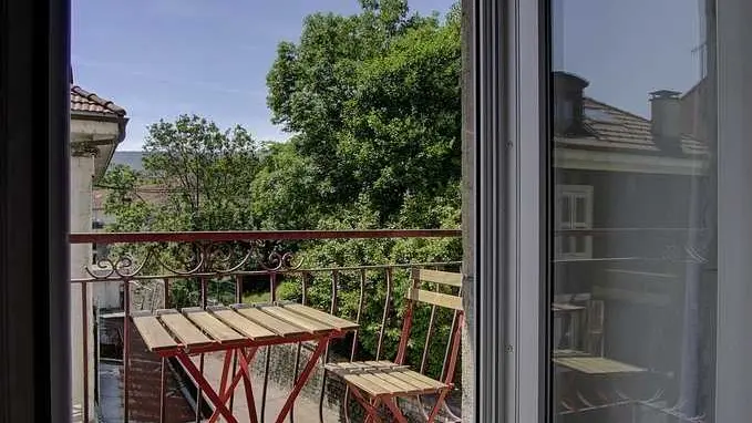 Une petite table de jardin privée au gîte