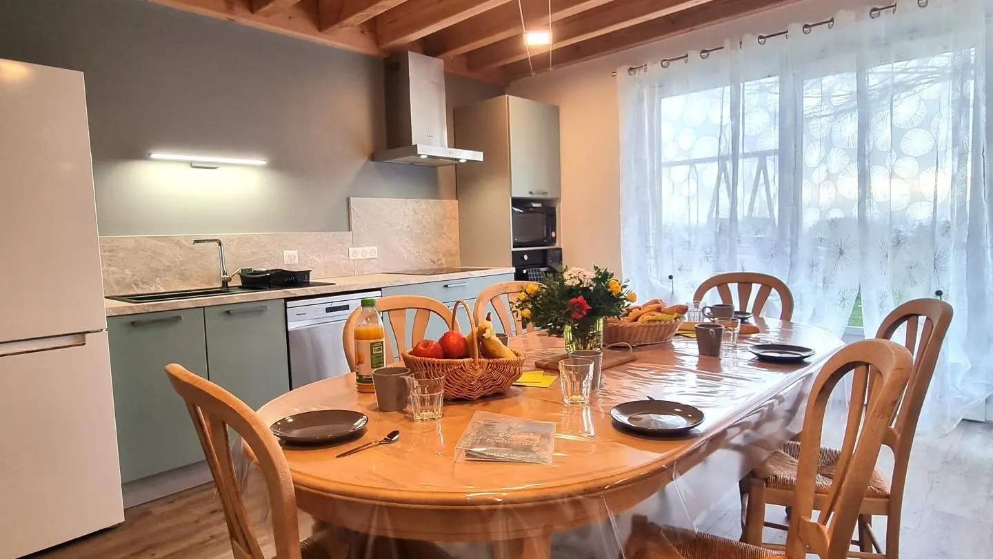 Pièce à vivre : cuisine ouverte sur salle à manger et salon