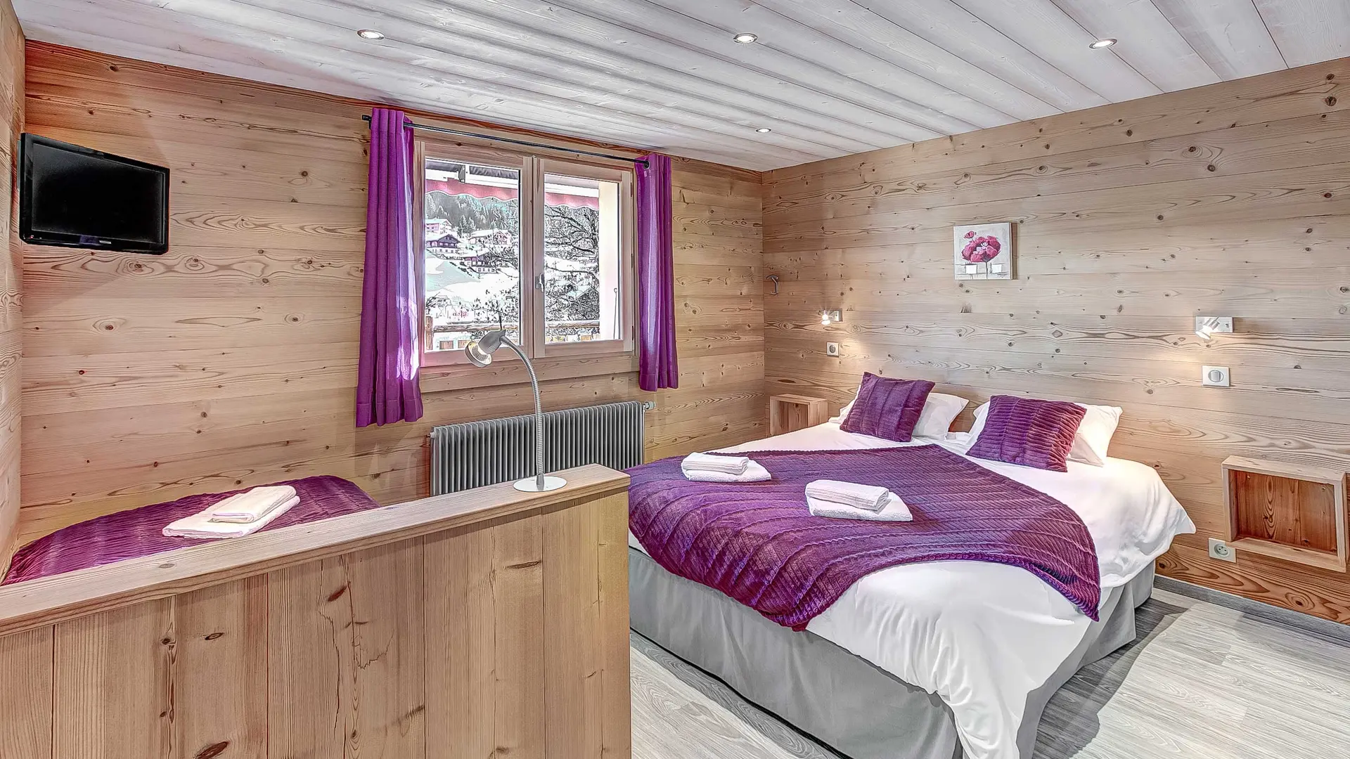 Chambre avec lit double et lits simples/Bedroom with a double bed and a single bed-Androsace n°2-Le Grand-Bornand