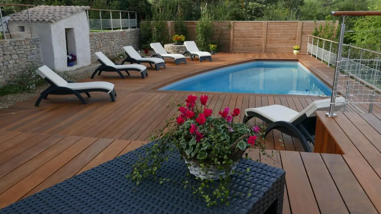 Apéritif sur la terrasse en surplombant la piscine